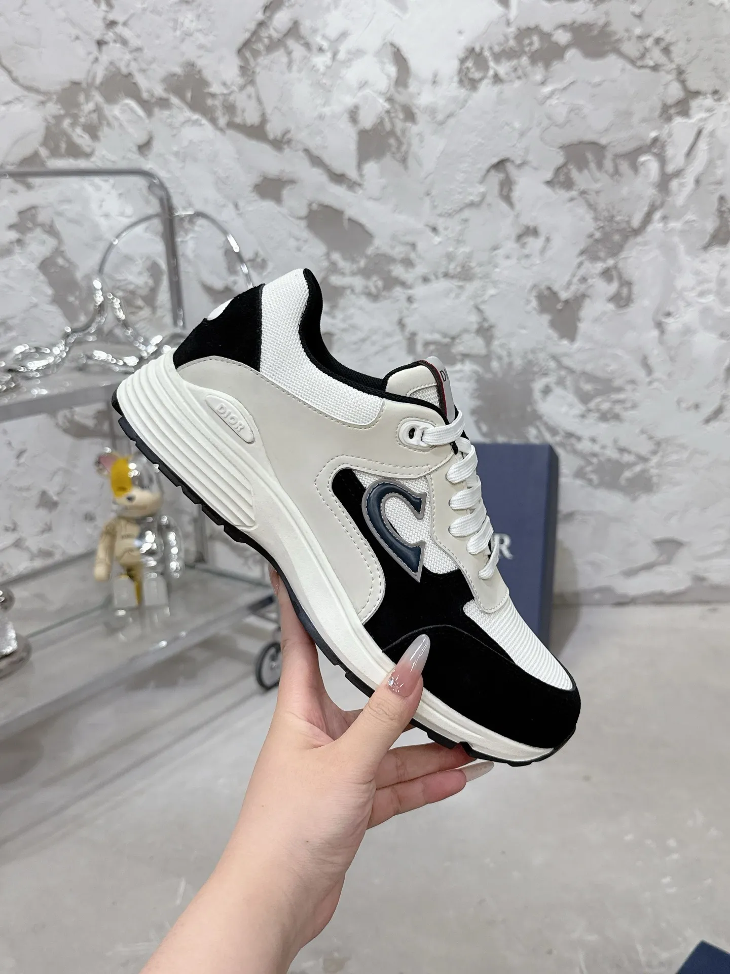 Men's men's shoes💰580💰 Dior Dior's latest color matching B30 series dad sneakers original 17960💰 purchased for development and production Brand new B30 sneakers Dad Shoes style shoes that follow the trend of the retro market The Dior logo on the tongue also indicates that this pair of shoes is the B30 model! B30 uses fine-textured leather and mesh cloth materials to form a shoe body. There are conspicuous letters CD on both sides of the shoe body to indicate identity. Many lines on the shoe body outline details to make the shoes look less monotonous and full of retro flavor. The delivery counter is exquisitely packaged🛍📦 ▪️Fabric: Original customized technical fabric + mesh ▪️Inner lining: Customized breathable lining ▪️Outsole: Original molded IP foam + TPU outsole ▪️Sole thickness: 3.5CM ▪️Size: Men's size 39-46 (Male size 38.45.46 customized)